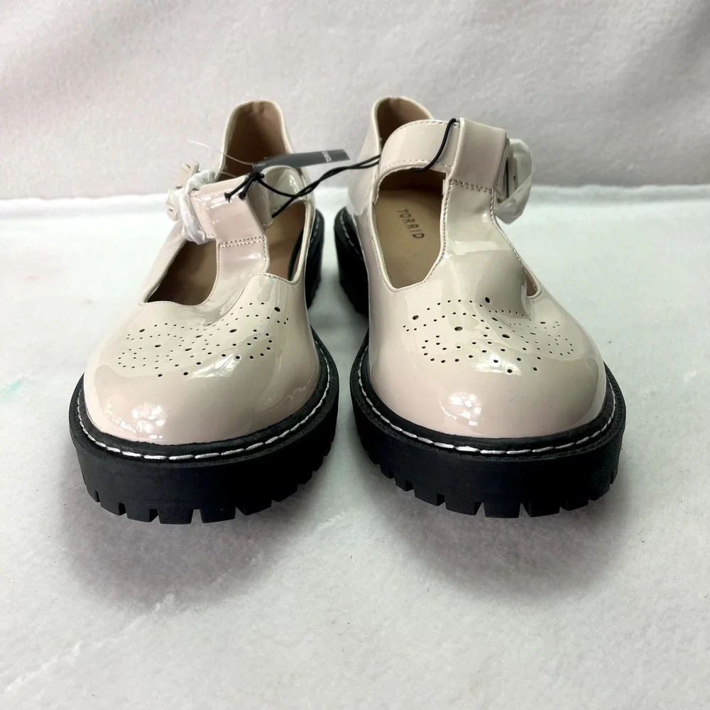 Torrid Shoe Womens 9.5 WW T-Strap Lug Mary Jane Beige Faux Patent Leather